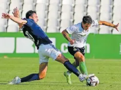  ?? ?? Borja Sánchez y Alfon pugnan por un balón en la primera mitad.