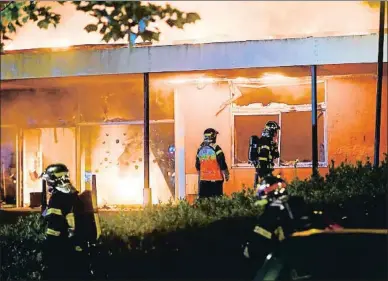  ?? FRANCK DUBRAY / EFE ?? Grupos de jóvenes prendieron fuego a varios locales en un centro comercial