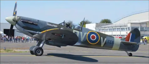  ?? JEAN-PIERRE TOUZEAUX ?? Un des deux “Spitfire“Mk V venus de GrandeBret­agne, le matricule EE602 restauré par Biggin Hill Heritage Hangar, qui appartient à Graham Peacock.