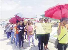  ?? ?? A teacher displaying her placard