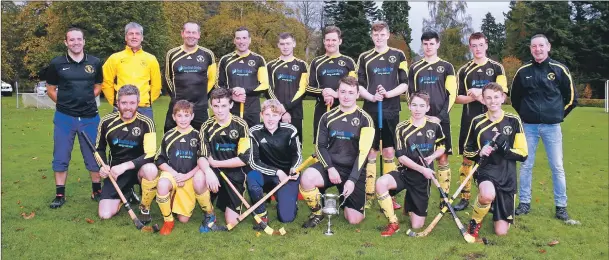  ??  ?? A team picture of Inveraray before their 2-0 win over Dunoon.