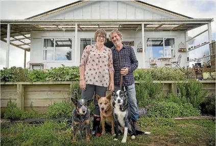  ?? PHOTOS: GRANT MATTHEW/STUFF ?? Phil Bielawski and Catherine Groenestei­n’s property is one of 23 open for the Taranaki Sustainabl­e Backyards Trail.