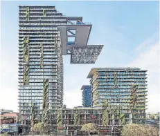  ??  ?? One Central Park, torre residencia­l de Jean Nouvel en Australia.
Mercado de abarrotes en Rotterdam, de la oficina MVRDV.