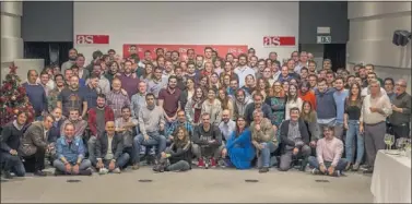  ??  ?? FOTO DE FAMILIA. Los trabajador­es del Diario As brindamos ayer por el presente 2018 y por el cercano 2019.