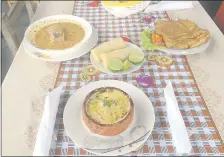  ??  ?? Cazuela, caldo y milanesa de pescado, acompañado­s de mandioca y pan, son algunos de los platos que se ofrecen en comedores de Remanso.