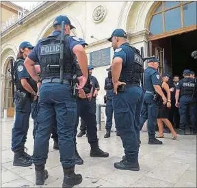  ??  ?? Aujourd’hui, 2600 policiers s’occupent de la sécurité à Marseille.