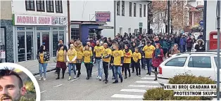  ??  ?? veliki broj građana na protestnom skupu