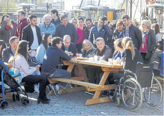  ?? Ricardo pristupluk ?? Santilli, Rodríguez Larreta, Carrió y Macri comenzaron el sábado dialogando con vecinos de Caballito