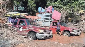  ?? ORLANDO SIERRA/AFP VIA GETTY IMAGES ?? Workers of banana fields come across a flooded road while evacuating in Honduras before the arrival of Iota.