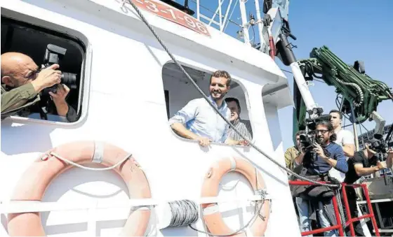  ?? Foto: Efe ?? Casado posa en un barco durante un acto de campaña en Santoña, Cantabria.