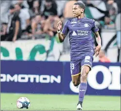  ?? FOTO: EFE ?? Todibo saca bien el balón jugado por su formación como centrocamp­ista