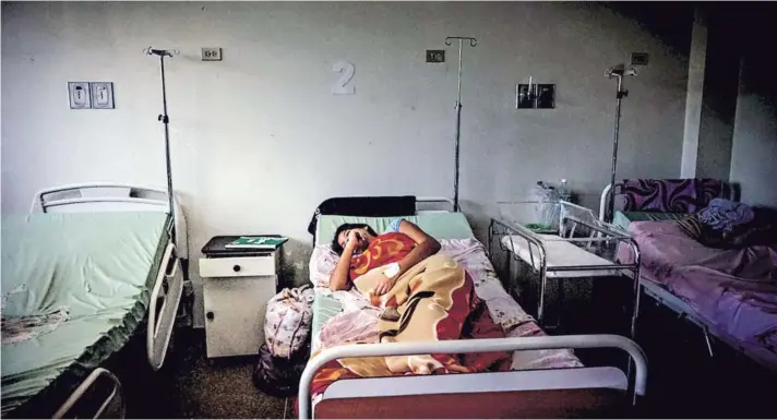 ??  ?? Una paciente espera en la maternidad del Hospital Ana Teresa de Jesús Ponce en Macuto, Venezuela, en febrero pasado.