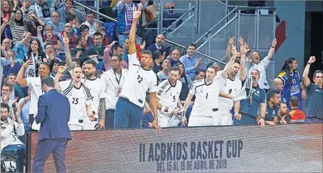  ??  ?? TRIPLE. Los jugadores en el banquillo del Real Madrid celebran un triple. Los de Laso acabaron ante el Movistar Estudiante­s con 13/27 desde la línea de 6,75.