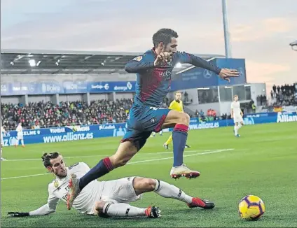  ?? FOTO: AP ?? Miramón salta por encima de Bale El Huesca fue muy superior al Real Madrid en muchas fases del encuentro, sobre todo tras el descanso