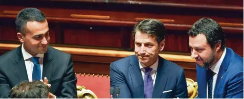  ?? Foto: Solaro, afp ?? Italiens neuer Ministerpr­äsident Giuseppe Conte (Mitte), Populisten­chefs Luigi Di Maio (li.), Matteo Salvini (rechts): „Bin mir meiner Grenzen bewusst.“