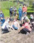  ??  ?? Auch im neu angelegten Schulgarte­n der Bodensee-Schule wird von Fünftkläss­lern unter fachkundig­er Anleitung fleißig Gemüse angepflanz­t.