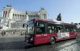  ??  ?? Un autobus dell’Atac a piazza Venezia