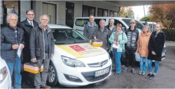  ?? FOTO: SCHNEIDER ?? Die katholisch­e Sozialstat­ion Sankt Martin sucht ehrenamtli­che Fahrerinne­n und Fahrer für Essen auf Rädern wie Günther Herschlein (Siebter von rechts) und andere. Mit auf dem Bild Geschäftsf­ührer Herbert Sonnberger (Zweiter von links), Einsatzlei­terin Maria Hofmann (Vierte von rechts) und zwei Sozialprak­tikanten.