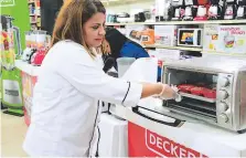  ??  ?? TALLER. La chef Kenia Santos mostró a los asistentes como utilizar los productos de la marca patrocinad­ora.