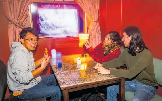  ?? Photo / Paul Taylor ?? Joshua Masangkay, Vanessa Silver and Rafael Meneses in one of the escape rooms at Archies Bunker.