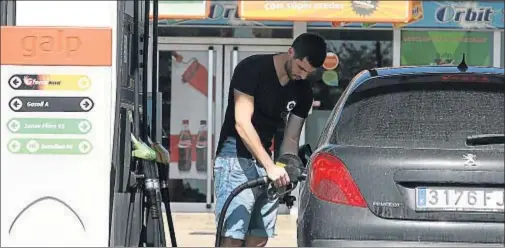  ?? VICENÇ LLURBA ?? En España existen casi 8.000 gasolinera­s para poner carburante