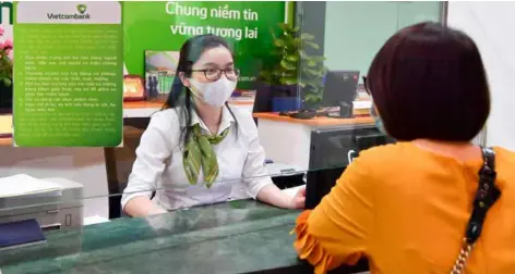  ?? VNA/ VNS Photo Trần Việt ?? A customer in Vietcomban­k's headquarte­rs in Hà Nội. The bank’s shares
rebounded strongly yesterday, cushioning the market’s losses.