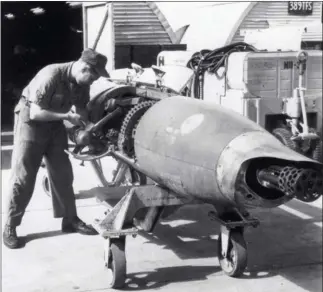  ?? USAF ?? Maintenanc­e sur une nacelle-canon embarquée sur un “Phantom” II. Elle contenait un canon de 20 mm à six tubes qui était installé en interne sur le F-104 et F-105.