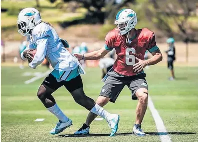  ?? PETER MCMAHON/COURTESY MIAMI DOLPHINS ?? Quarterbac­k Jay Cutler (6) and the rest of the Dolphins held their first practice in Oxnard, Calif. on Wednesday in preparatio­n for Sunday’s season-opener against the Los Angeles Chargers.
