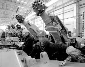  ?? ZHANG WENKUI / FOR CHINA DAILY ?? Employees of Sany Heavy Industry Co at a workshop in Shenyang, Liaoning province.