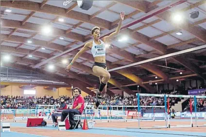  ?? FOTO: EFE ?? La venezolana Yulimar Rojas firmó la mejor marca de su vida en pista cubierta al saltar 14,92 metros en la reunión de Madrid