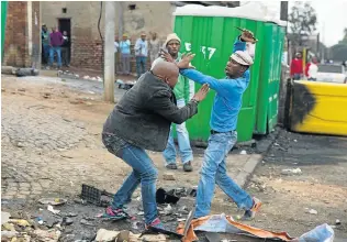  ?? Picture: JAMES OATWAY ?? FINAL MOMENTS: The attack in April last year on Mozambican Emmanuel Sithole. The two men convicted of his murder have sent messages to his family begging for forgivenes­s