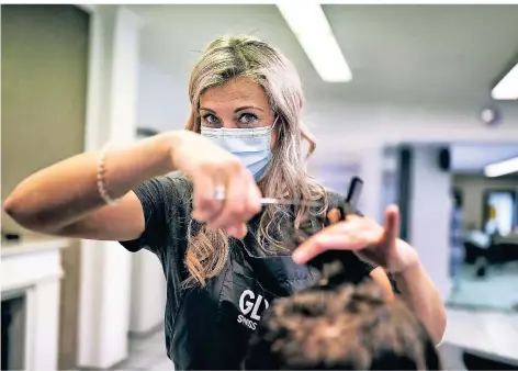  ?? RP-FOTO: KÖHLEN ?? Auch der Friseursal­on De Luxe Hairfashio­n hat wieder geöffnet: Alina Wittstock sorgt für einen formvollen­deten Haarschnit­t.