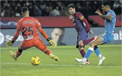  ?? Foto: dpa ?? Sergi Roberto hat Barcelona mit seinem Treffer zum 3:2 eine Blamage erspart.