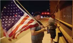  ??  ?? In Arizona ehrten Einwohner den Verstorben­en mit der Flagge.