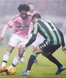  ??  ?? Juan Cuadrado, 27 anni, 8 presenze con la maglia della Juve, marcato da Federico Peluso (31) Dalla serie D alla Juventus, sognando, dopo 23 anni, di riscrivere la fiaba di Moreno Torricelli. Alessio Di Massimo, classe ‘96, attaccante dell’Avezzano ma...