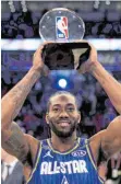  ?? FOTO: AFP ?? Kawhi Leonard mit der nach Kobe Bryant benannten Trophäe.