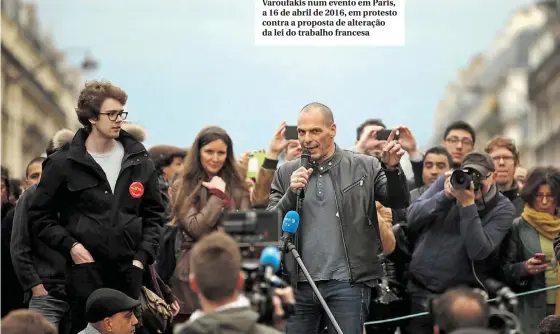  ??  ?? Varoufakis num evento em Paris, a 16 de abril de 2016, em protesto contra a proposta de alteração da lei do trabalho francesa