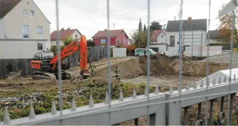  ?? Foto: Michael Hochgemuth ?? In dieser Baugrube in Stadtberge­n wurde gestern bei Arbeiten eine 250 Kilo schwere Fliegerbom­be aus dem Zweiten Weltkrieg entdeckt. Um den Blindgänge­r zu entschärfe­n, mussten 1900 Menschen evakuiert werden.