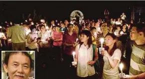  ?? BY FERNANDO FONG
PIC ?? People attending a candleligh­t vigil for Raymond Koh (inset) at the Kelana Jaya Lake last night.