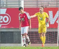  ??  ?? MALA SUERTE. José Ruiz marcó en propia puerta en el añadido.