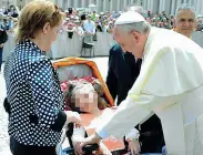  ??  ?? La carezza La piccola nata tetraplegi­ca e la carezza del Papa