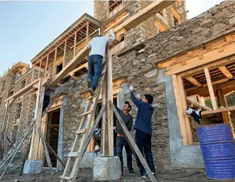  ??  ?? Les nouvelles chambres d’hôtes en constructi­on de Dekyi