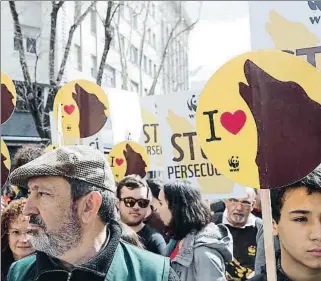 ?? ZIPI / EFE ?? Los manifestan­tes, convocados por 200 entidades ecologista­s, ayer en Madrid