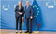  ?? AFP ?? Theresa May, primera ministra británica junto a Jean Claude Juncker, presidente de la Comisión Europea.