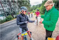  ??  ?? Ulrika Andersson från Alingsås tar en vätskepaus. Sammanlagt fanns 17 funktionär­er med och arbetade med loppet.