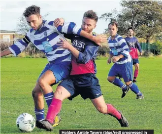  ?? Pictures: STEVE MILLER ?? Holders Amble Tavern (blue/red) progressed in the NFA Sunday Cup by edging out Westfield Social 5-4.