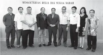  ??  ?? WEIGHTY DISCUSSION ... Masiung (middle) with the SWA committee led by Philip (4th left) after the courtesy call yesterday.Terrance is at 4th right.