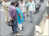  ?? HT ?? ▪ The body of dog on Fatehabad road in Agra.