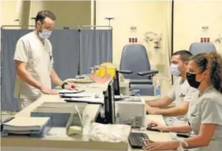  ??  ?? equipo de Enfermería de Urgencias encabezado por Miguel Peña, coordinado­r de Enfermería
3El