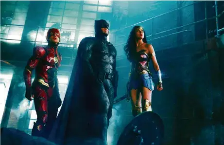  ?? (FOX-WARNER) ?? Flash, Batman et Wonder Woman, réunis dans la Ligue de justice pour contrer Steppenwol­f, qui menace de calciner la Terre.